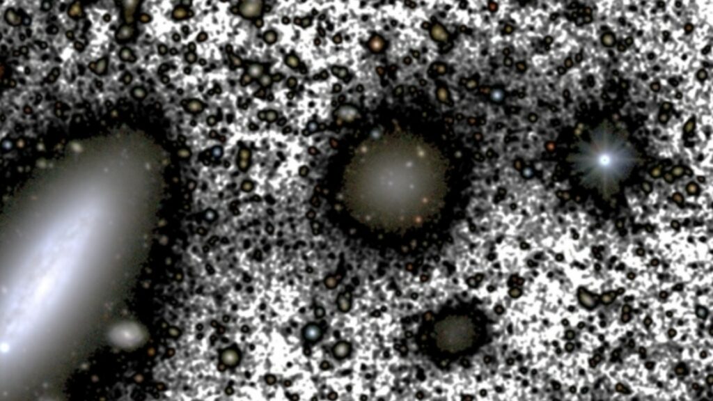 Galaxie dont la matière noire est cannibalisée (à droite) par une galaxie massive (gauche). // Source : Montes & al., The Astrophysical Journal (2020) Galaxie dont la matière noire est cannibalisée (à droite) par une galaxie massive (gauche). // Source : Montes & al., The Astrophysical Journal (2020)