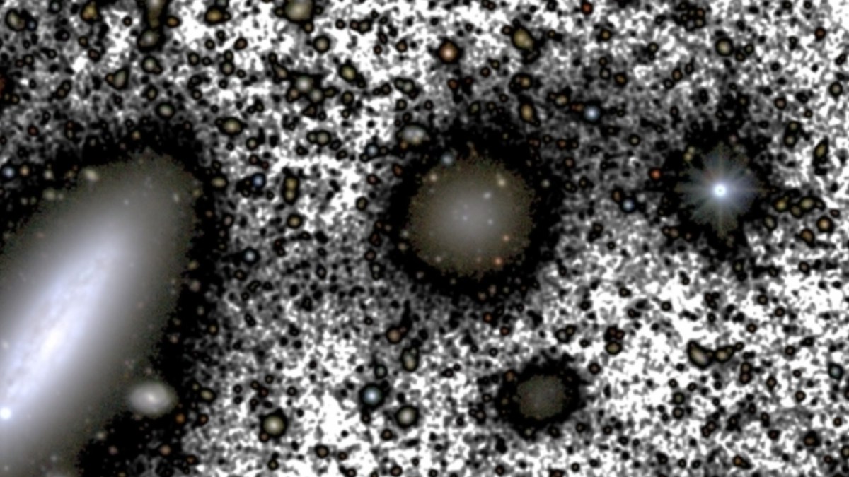 Galaxie dont la matière noire est cannibalisée (à droite) par une galaxie massive (gauche). // Source : Montes & al., The Astrophysical Journal (2020) Galaxie dont la matière noire est cannibalisée (à droite) par une galaxie massive (gauche). // Source : Montes & al., The Astrophysical Journal (2020)