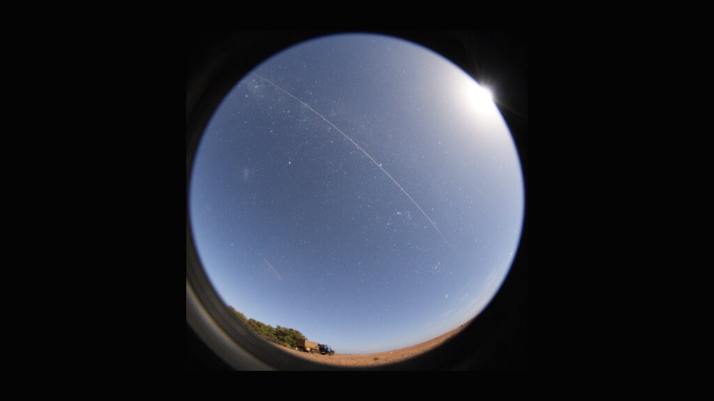Le retour de la capsule vue depuis le sol. // Source : Curtin University, Kouchi University of Technology, Nihon University, Ibaraki University, JAXA, Via Twitter @haya2e_jaxa (photo recadrée) Le retour de la capsule vue depuis le sol. // Source : Curtin University, Kouchi University of Technology, Nihon University, Ibaraki University, JAXA, Via Twitter @haya2e_jaxa (photo recadrée)