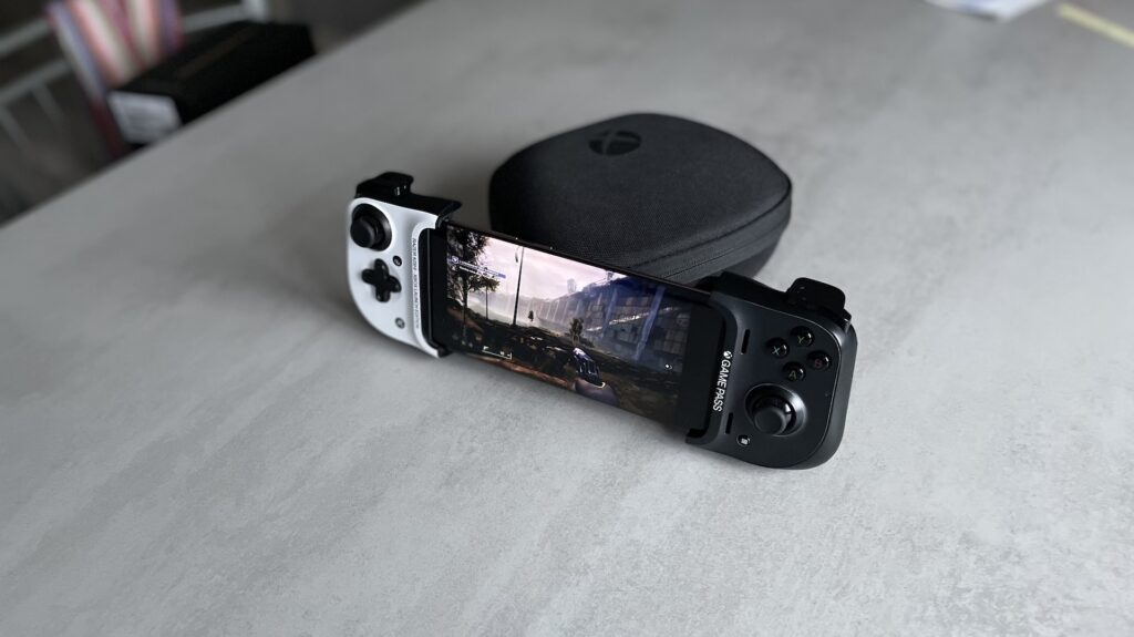 Galaxy Note 20 Ultra avec manette Razer Kishi Xbox // Source : Maxime Claudel pour Numerama Galaxy Note 20 Ultra avec manette Razer Kishi Xbox // Source : Maxime Claudel pour Numerama