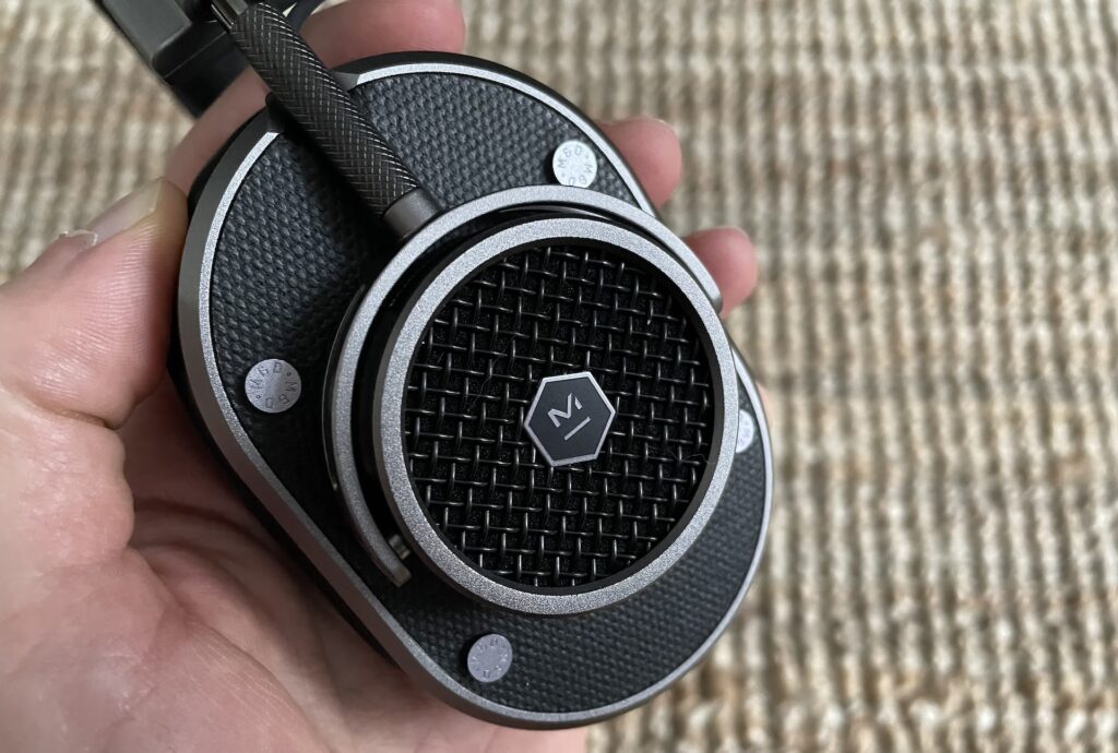 Les finitions du casque MH40 de Master & Dynamic // Source : Maxime Claudel pour Numerama Les finitions du casque MH40 de Master & Dynamic // Source : Maxime Claudel pour Numerama