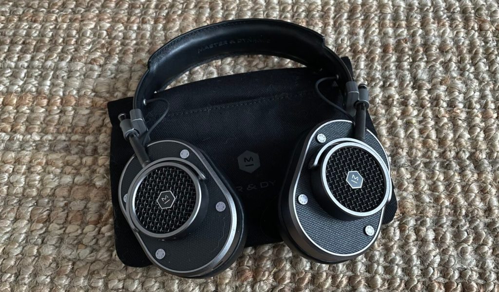 Le casque MH40 et sa housse // Source : Maxime Claudel pour Numerama Le casque MH40 et sa housse // Source : Maxime Claudel pour Numerama