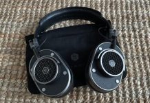 Le casque MH40 et sa housse // Source : Maxime Claudel pour Numerama Le casque MH40 et sa housse // Source : Maxime Claudel pour Numerama