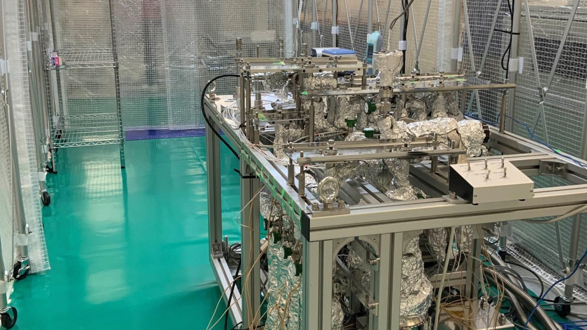 Les équipements de la Jaxa permettant l'analyse du gaz à Woomera. // Source : Jaxa (photo recadrée) Les équipements de la Jaxa permettant l'analyse du gaz à Woomera. // Source : Jaxa (photo recadrée)