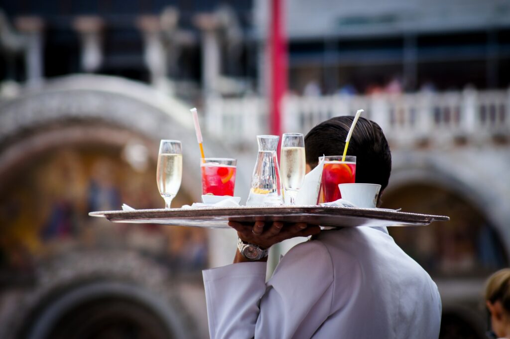 Un serveur de restaurant // Source : Kate Townsend / Unsplash Un serveur de restaurant // Source : Kate Townsend / Unsplash