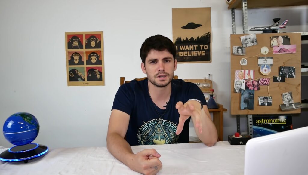 La théorie du complot QAnon ? // Source : YouTube/ DeBunKer des Etoiles La théorie du complot QAnon ? // Source : YouTube/ DeBunKer des Etoiles
