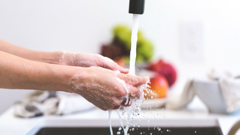 Se laver régulièrement fait partie des gestes barrières constants. // Source : Pexels Se laver régulièrement fait partie des gestes barrières constants. // Source : Pexels