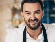 Cyril Lignac dans l'émission Tous en Cuisine // Source : Jérôme Galland/M6