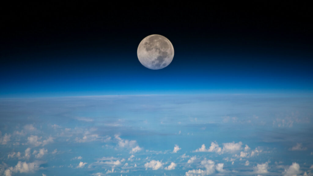 La Lune vue depuis l'ISS. // Source : Nasa Johnson La Lune vue depuis l'ISS. // Source : Nasa Johnson