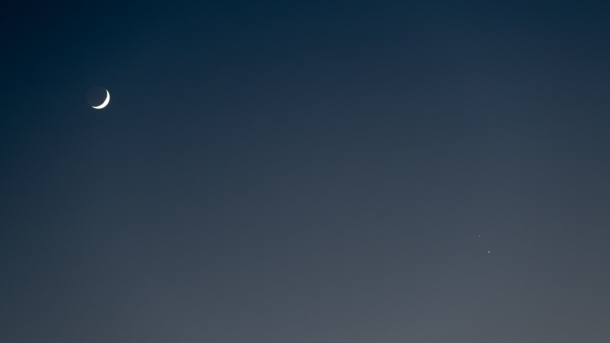 La Lune, Saturne et Jupiter le 17 décembre. // Source : Flickr/CC/Stephen Rahn (photo recadrée) La Lune, Saturne et Jupiter le 17 décembre. // Source : Flickr/CC/Stephen Rahn (photo recadrée)