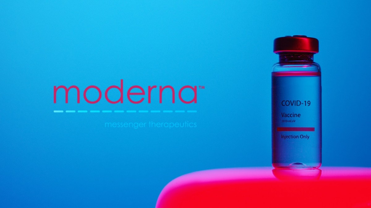 L'entreprise Moderna a développé un vaccin basé sur l'ARN messager contre le coronavirus SARS-CoV-2. // Source : Pexels / Logo de Moderna / Montage Numerama L'entreprise Moderna a développé un vaccin basé sur l'ARN messager contre le coronavirus SARS-CoV-2. // Source : Pexels / Logo de Moderna / Montage Numerama