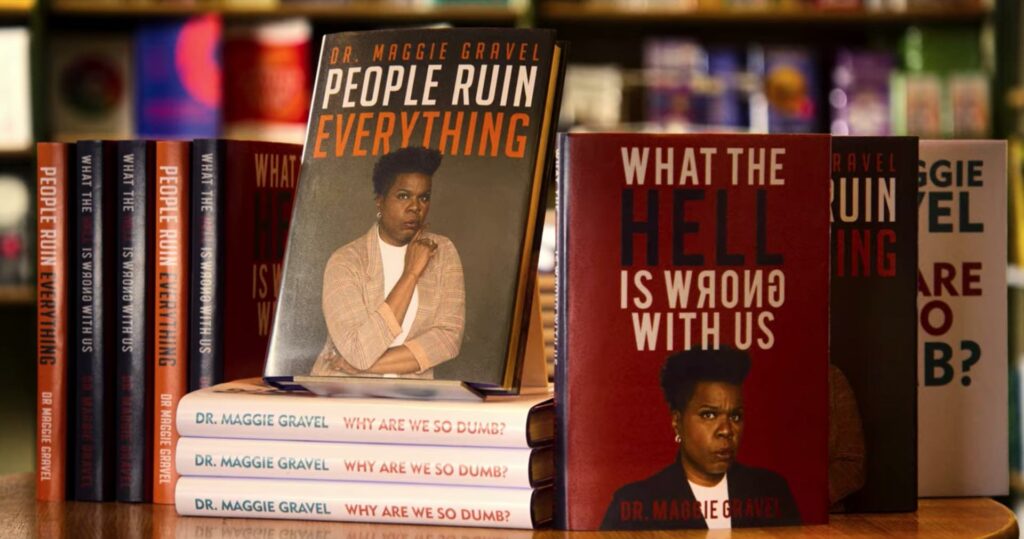 Les faux livres de la psychanalyste jouée par Leslie Jones dans Mort à 2020 // Source : Capture d'écran Netflix Les faux livres de la psychanalyste jouée par Leslie Jones dans Mort à 2020 // Source : Capture d'écran Netflix