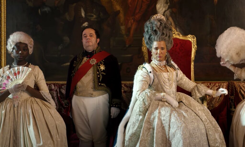 Golda Rosheuvel joue la Reine Charlotte dans la Chronique de Bridgerton // Source : Capture d'écran Netflix Golda Rosheuvel joue la Reine Charlotte dans la Chronique de Bridgerton // Source : Capture d'écran Netflix
