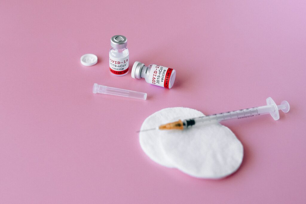Pour le vaccin de Moderna comme celui de Pfizer, deux doses espacées dans le temps sont nécessaires. // Source : Pexels Pour le vaccin de Moderna comme celui de Pfizer, deux doses espacées dans le temps sont nécessaires. // Source : Pexels