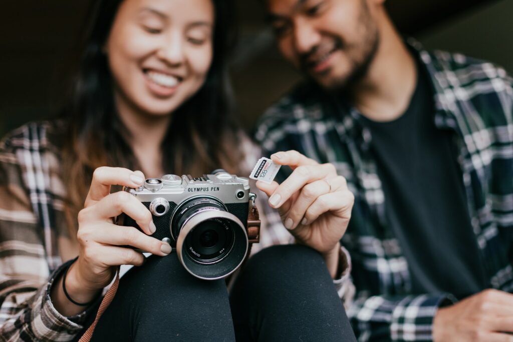 « Est-ce que tu crois qu'elle est assez moche celle-là ? » « Oui vas-y mdr c'est vraiment une brosse à dents peu photogénique » // Source : Samsung Memory / Unsplash « Est-ce que tu crois qu'elle est assez moche celle-là ? » « Oui vas-y mdr c'est vraiment une brosse à dents peu photogénique » // Source : Samsung Memory / Unsplash