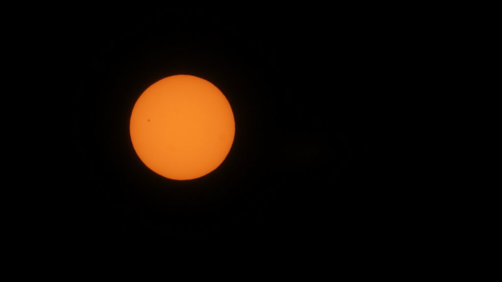 Le Soleil. On distingue une tache solaire. // Source : Flickr/CC/Mike Lewinski (photo recadrée) Le Soleil. On distingue une tache solaire. // Source : Flickr/CC/Mike Lewinski (photo recadrée)
