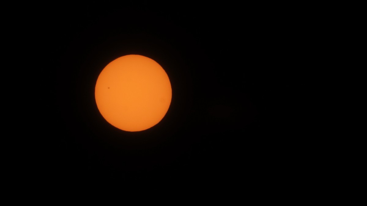Le Soleil. On distingue une tache solaire. // Source : Flickr/CC/Mike Lewinski (photo recadrée) Le Soleil. On distingue une tache solaire. // Source : Flickr/CC/Mike Lewinski (photo recadrée)