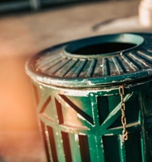 Une poubelle, pour vos photos les plus moches // Source : Tyler Nix / Unsplash