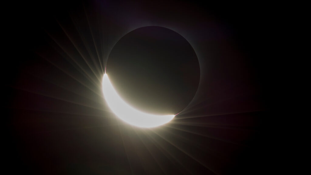 Éclipse solaire du 21 août 2017. // Source : NASA/Aubrey Gemignani (photo recadrée) Éclipse solaire du 21 août 2017. // Source : NASA/Aubrey Gemignani (photo recadrée)