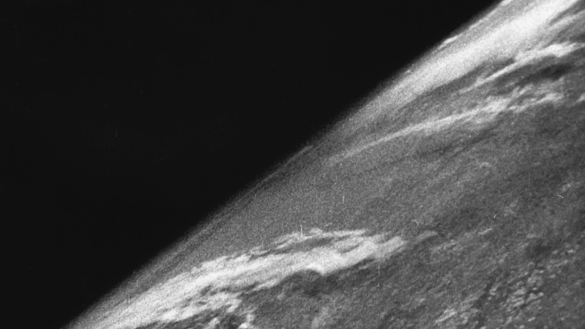 La première photo prise depuis l'espace. // Source : Wikimedia/Domaine Public/U.S. Army (photo recadrée) La première photo prise depuis l'espace. // Source : Wikimedia/Domaine Public/U.S. Army (photo recadrée)