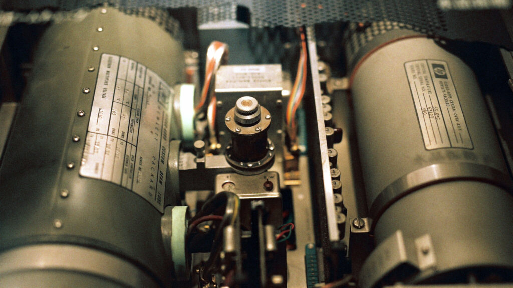 Horloge atomique. // Source : Flickr/CC/halfrain (photo recadrée) Horloge atomique. // Source : Flickr/CC/halfrain (photo recadrée)
