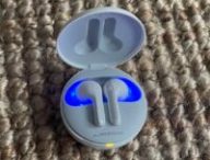 Les écouteurs LG Tone Free FN7 dans leur boîtier (avec lumière bleue) // Source : Maxime Claudel pour Numerama