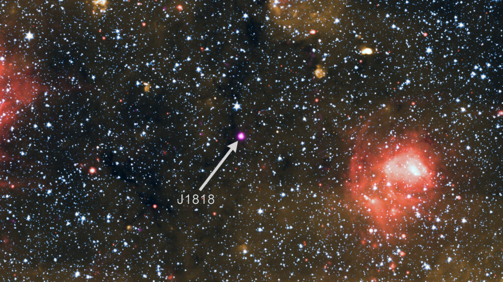 Position du magnétar. // Source : X-ray: NASA/CXC/Univ. of West Virginia/H. Blumer; Infrared (Spitzer and Wise): NASA/JPL-CalTech/Spitzer (image recadrée) Position du magnétar. // Source : X-ray: NASA/CXC/Univ. of West Virginia/H. Blumer; Infrared (Spitzer and Wise): NASA/JPL-CalTech/Spitzer (image recadrée)