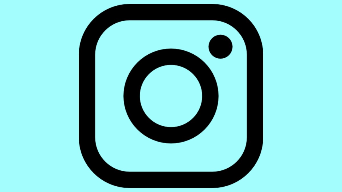 Le logo d'Instagram sur un fond vert d'eau Le logo d'Instagram sur un fond vert d'eau