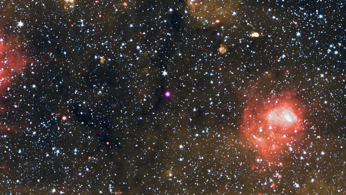 Le magnétar observé par Chandra. // Source : X-ray: NASA/CXC/Univ. of West Virginia/H. Blumer; Infrared (Spitzer and Wise): NASA/JPL-CalTech/Spitzer, image recadrée Le magnétar observé par Chandra. // Source : X-ray: NASA/CXC/Univ. of West Virginia/H. Blumer; Infrared (Spitzer and Wise): NASA/JPL-CalTech/Spitzer, image recadrée