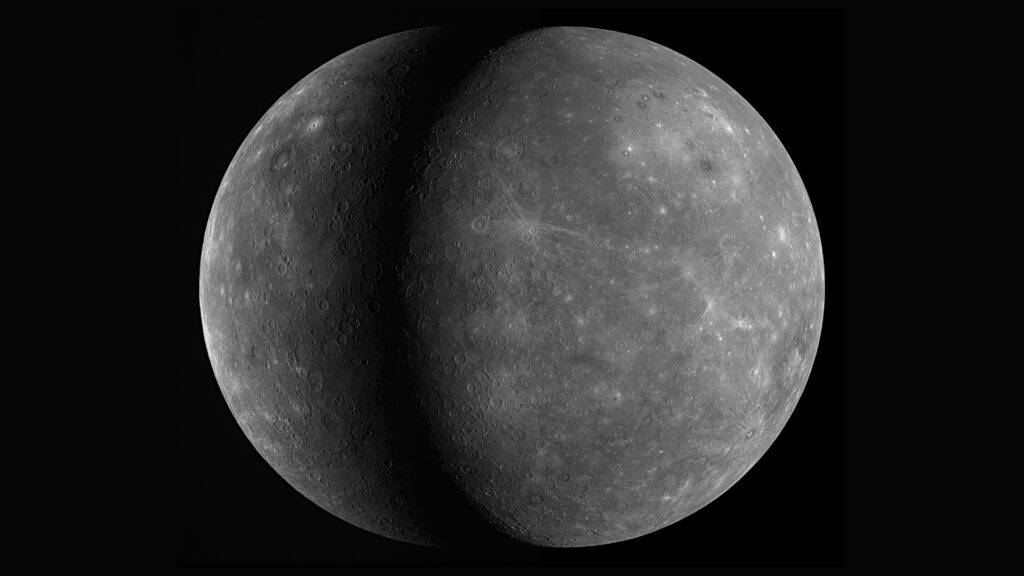 Image composée de deux vues de Mercure lors de survols par MESSENGER. // Source : NASA/Johns Hopkins University Applied Physics Laboratory/Carnegie Institution of Washington/Smithsonian Institution Image composée de deux vues de Mercure lors de survols par MESSENGER. // Source : NASA/Johns Hopkins University Applied Physics Laboratory/Carnegie Institution of Washington/Smithsonian Institution