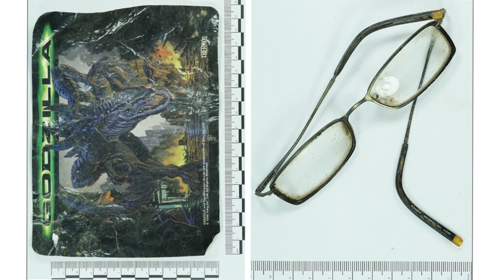 Emballage d'un jouet et paire de lunettes à la monture en plastique, faisant partie des excavations. // Source : H. Mytum et al., 2021/Antiquity Emballage d'un jouet et paire de lunettes à la monture en plastique, faisant partie des excavations. // Source : H. Mytum et al., 2021/Antiquity