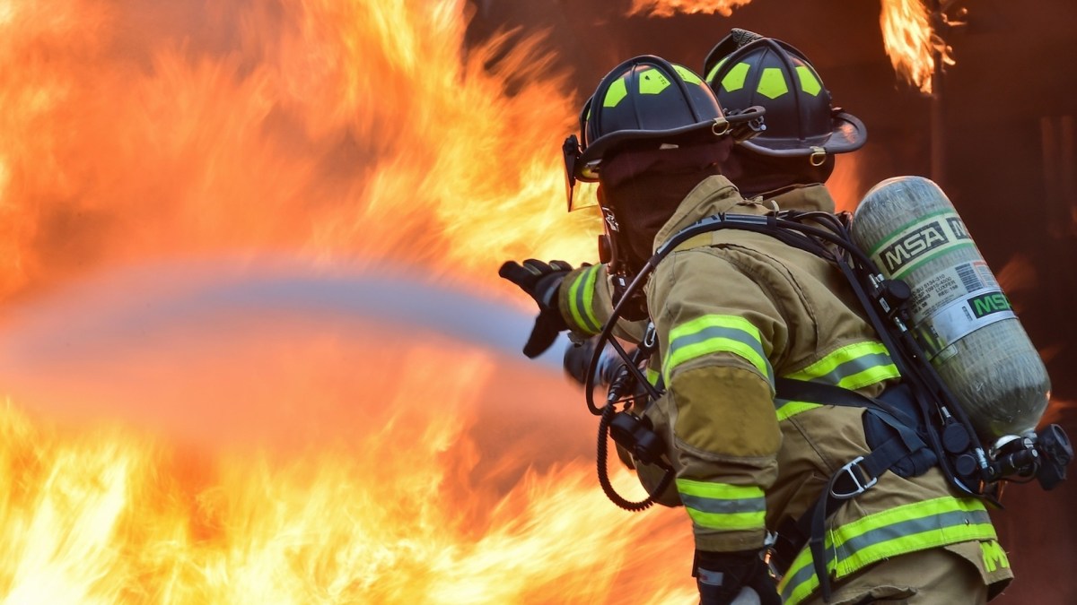 Chris Krebs a un feu à éteindre avant de commencer son chantier. // Source : CCO/PxHere Chris Krebs a un feu à éteindre avant de commencer son chantier. // Source : CCO/PxHere