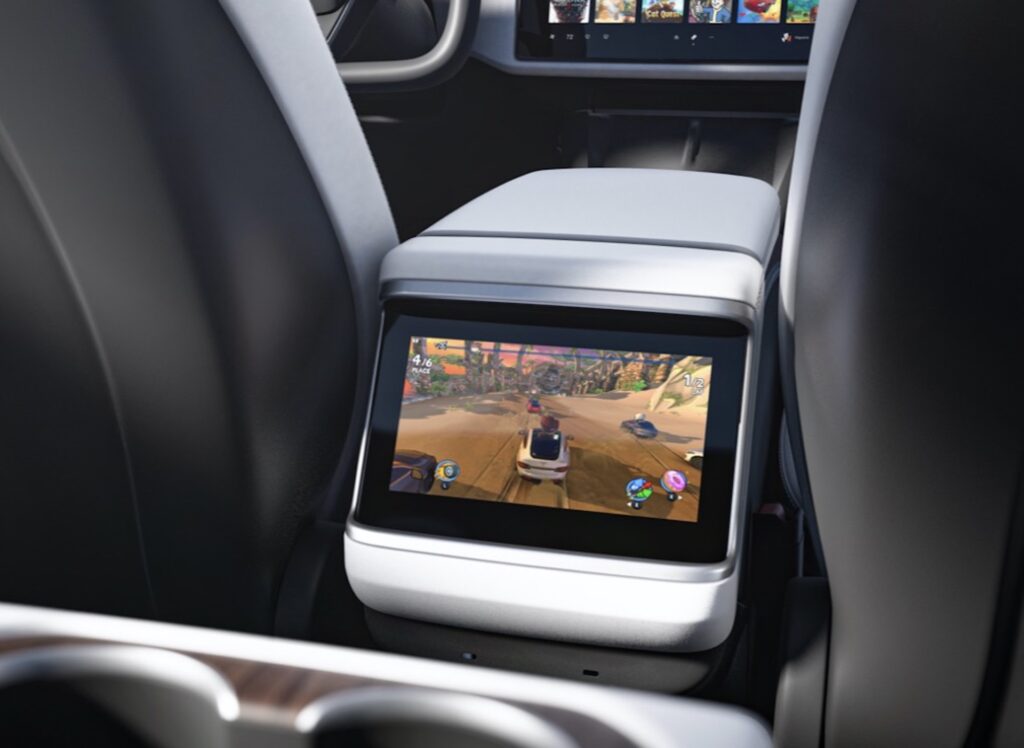 Le nouvel écran à l'arrière de la Model S // Source : Tesla Le nouvel écran à l'arrière de la Model S // Source : Tesla