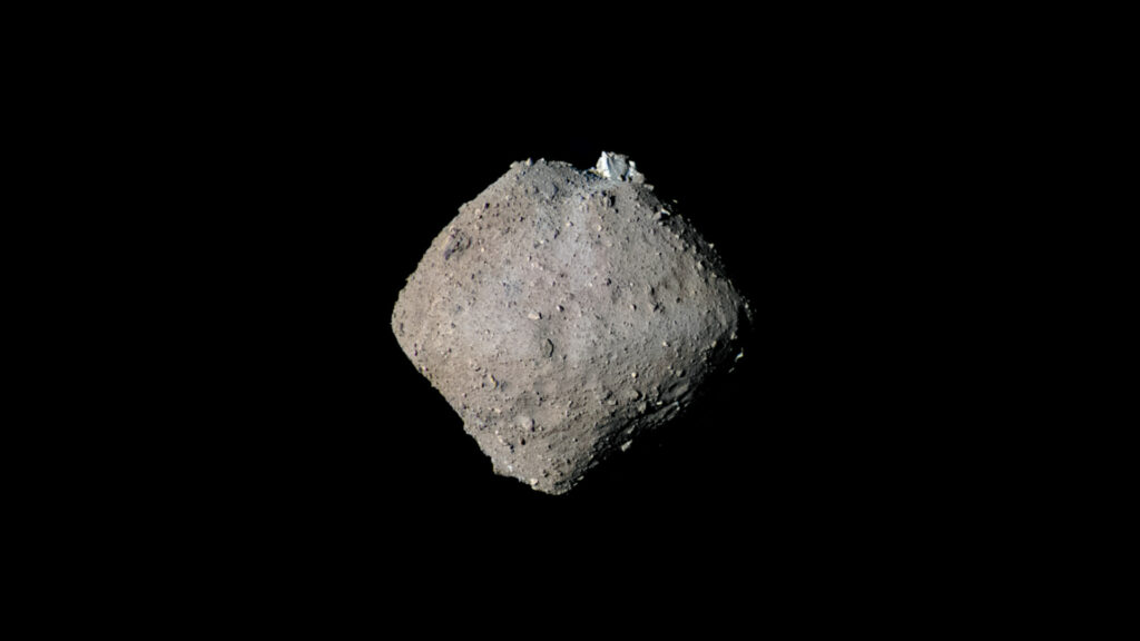 Ryugu. // Source : Flickr/CC/Kevin Gill (photo recadrée et modifiée) Ryugu. // Source : Flickr/CC/Kevin Gill (photo recadrée et modifiée)