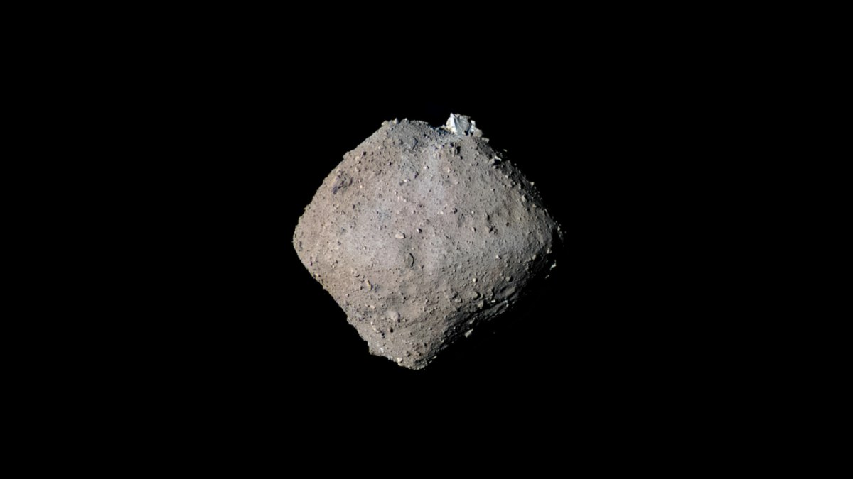 Ryugu. // Source : Flickr/CC/Kevin Gill (photo recadrée et modifiée) Ryugu. // Source : Flickr/CC/Kevin Gill (photo recadrée et modifiée)