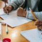 La distanciation physique des élèves dans les salles de classe et les cantines apparaît encore insuffisante. // Source : Pexels