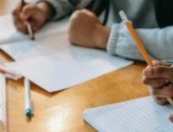 La distanciation physique des élèves dans les salles de classe et les cantines apparaît encore insuffisante. // Source : Pexels
