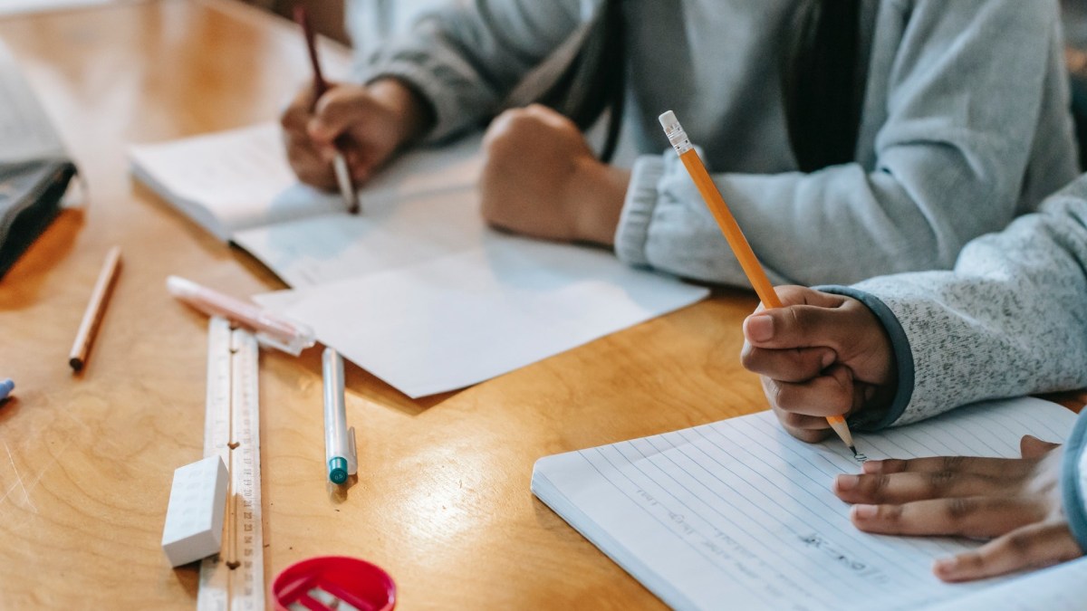 La distanciation physique des élèves dans les salles de classe et les cantines apparaît encore insuffisante. // Source : Pexels La distanciation physique des élèves dans les salles de classe et les cantines apparaît encore insuffisante. // Source : Pexels