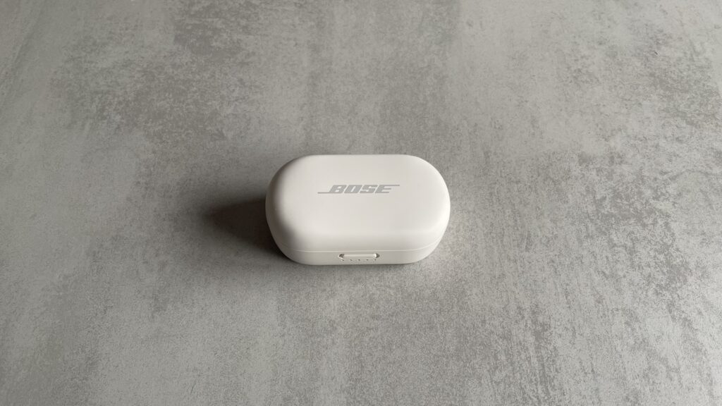 Boîtier des écouteurs Bose QuietComfort Earbuds // Source : Maxime Claudel pour Numerama Boîtier des écouteurs Bose QuietComfort Earbuds // Source : Maxime Claudel pour Numerama