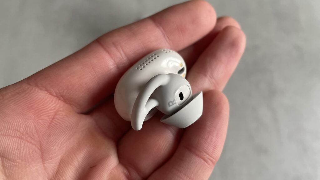 Un écouteur Bose QuietComfort Earbuds // Source : Maxime Claudel pour Numerama Un écouteur Bose QuietComfort Earbuds // Source : Maxime Claudel pour Numerama