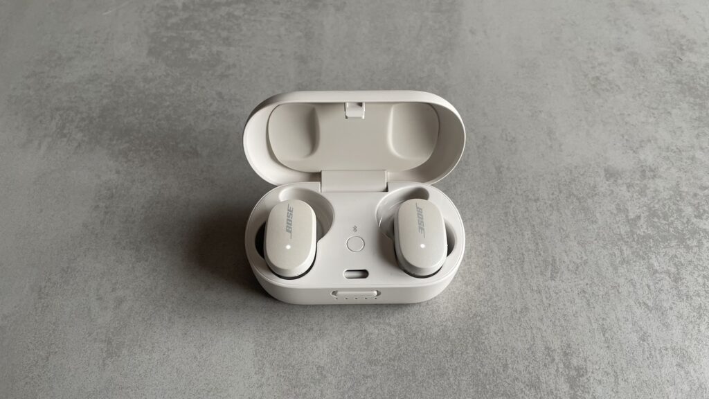Écouteurs Bose QuietComfort Earbuds dans leur boîtier // Source : Maxime Claudel pour Numerama Écouteurs Bose QuietComfort Earbuds dans leur boîtier // Source : Maxime Claudel pour Numerama