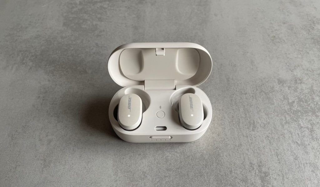 Écouteurs Bose QuietComfort Earbuds dans leur boîtier // Source : Maxime Claudel pour Numerama Écouteurs Bose QuietComfort Earbuds dans leur boîtier // Source : Maxime Claudel pour Numerama