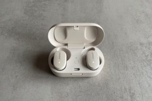 Écouteurs Bose QuietComfort Earbuds dans leur boîtier // Source : Maxime Claudel pour Numerama Écouteurs Bose QuietComfort Earbuds dans leur boîtier // Source : Maxime Claudel pour Numerama