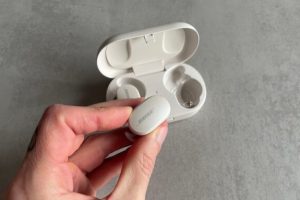 Les écouteurs Bose QuietComfort Earbuds // Source : Maxime Claudel pour Numerama
