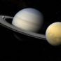 Titan, Encelade et Saturne. // Source : Flickr/CC/Kevin Gill (photo recadrée) Titan, Encelade et Saturne. // Source : Flickr/CC/Kevin Gill (photo recadrée)