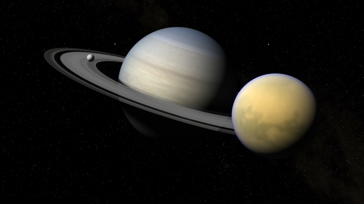 Titan, Encelade et Saturne. // Source : Flickr/CC/Kevin Gill (photo recadrée) Titan, Encelade et Saturne. // Source : Flickr/CC/Kevin Gill (photo recadrée)