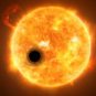 Vue d'artiste de WASP-107b passant devant son étoile. // Source : ESA/Hubble, NASA, M. Kornmesser (photo recadrée) Vue d'artiste de WASP-107b passant devant son étoile. // Source : ESA/Hubble, NASA, M. Kornmesser (photo recadrée)