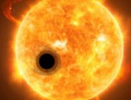 Vue d'artiste de WASP-107b passant devant son étoile. // Source : ESA/Hubble, NASA, M. Kornmesser (photo recadrée)