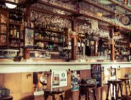Un bar. // Source : Mary Rebecca Elliott (photo recadrée)
