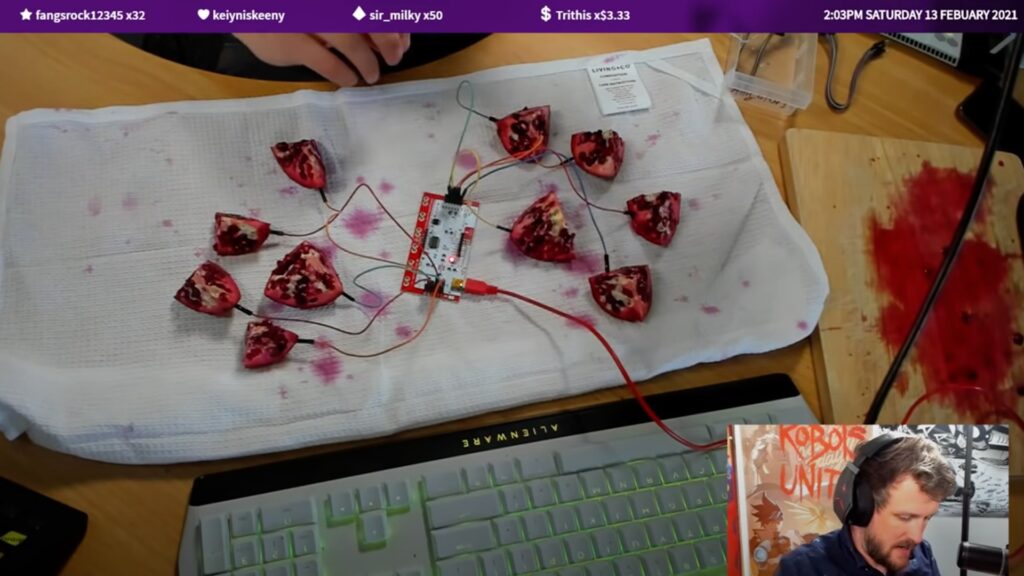Une manette grenade pour jouer à Hades // Source : YouTube Rudeism Une manette grenade pour jouer à Hades // Source : YouTube Rudeism